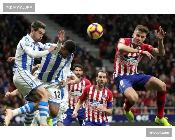 镜头捕捉:马竞主帅西蒙尼在教练区用战术板激烈比划